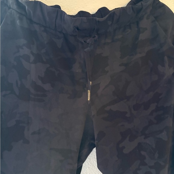lululemon 🤩🍋athletica Men's Dark Camouflage Cargo Pants - Picture 2 of 6